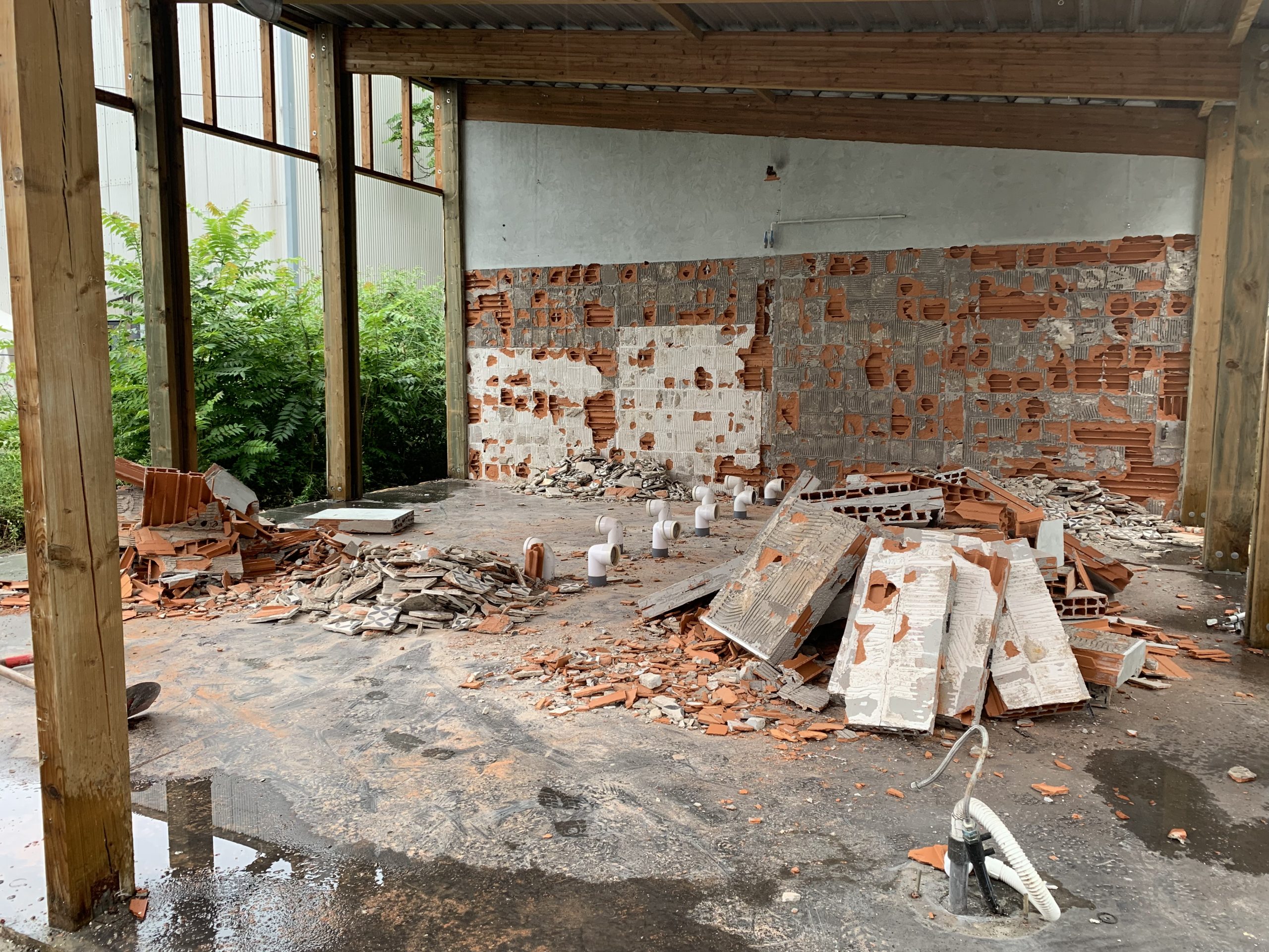 Juin 2022
Les sanitaires du Grand chapiteau ont été démontés. L’ensemble des céramiques et les briques seront réutilisés. 
